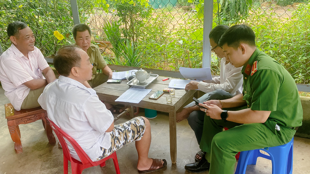 Công an huyện Cát Tiên đi đến từng hộ gia đình để cài đặt định danh điện tử và dịch vụ công trực tuyến