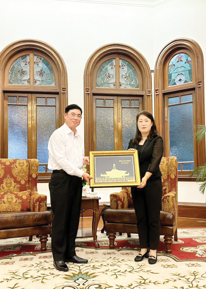Đồng chí Trần Đình Văn trao quà lưu niệm đến Giám đốc Sở Ngoại vụ Quảng Đông
Liễu Thâm Tử
