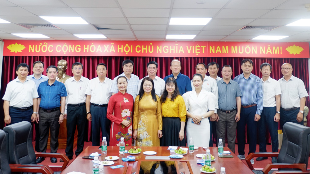 Đoàn công tác tỉnh Lâm Đồng chụp hình lưu niệm với cán bộ, nhân viên Tổng Lãnh sự quán Việt Nam tại Quảng Châu