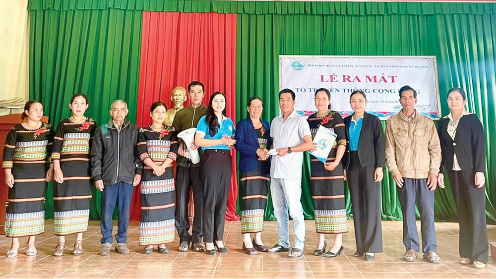 Hội LHPN huyện Lâm Hà trao tặng loa cầm tay để các Tổ truyền thông cộng đồng thực hiện công tác tuyên truyền