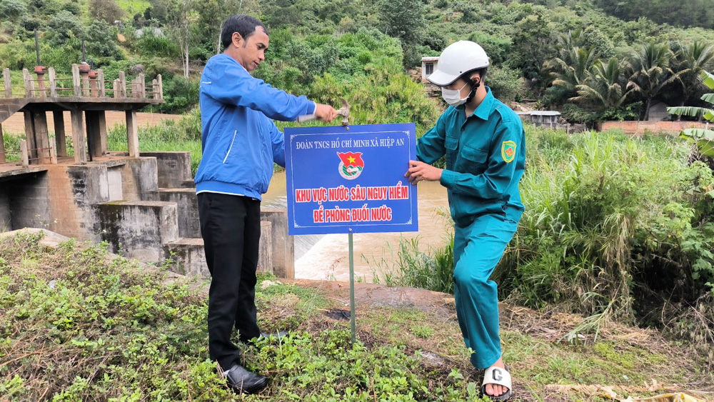 Huyện Đoàn Đức Trọng cắm biển cảnh báo nguy hiểm tại những điểm có nguy cơ xảy ra đuối nước