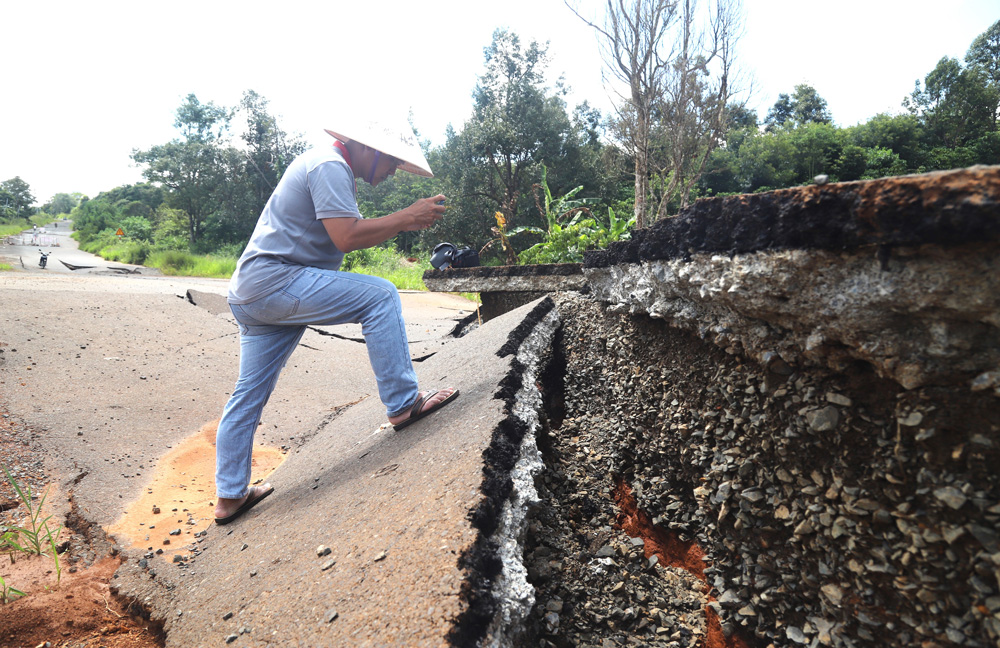 Cận cảnh vị trí sụt lún làm đứt gãy mặt đường tạo thành hố sâu hơn 1 m 
trên đường tránh đoạn qua phường Lộc Sơn
