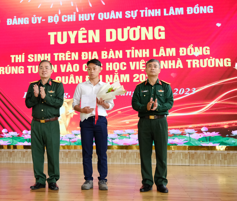 Thủ trưởng Bộ CHQS tỉnh tặng quà động viên, chúc mừng các thí sinh trúng tuyển