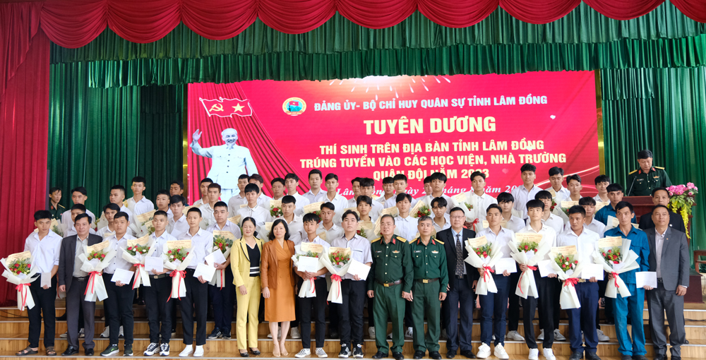 Các đồng chí trong Ban Tuyển sinh quân sự tỉnh chụp hình lưu niệm với các thí sinh trúng tuyển