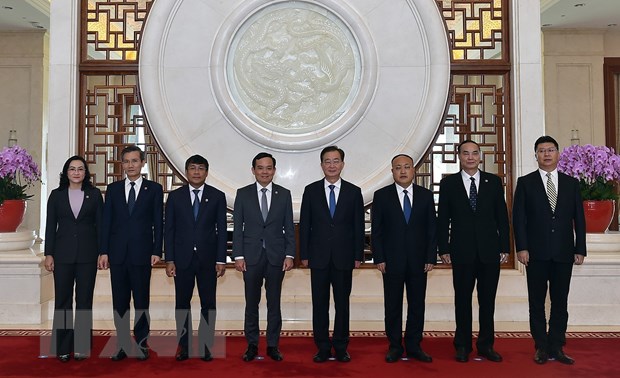Đoàn đại biểu Chính phủ Việt Nam cùng các lãnh đạo Tỉnh ủy và chính quyền tỉnh Vân Nam chụp ảnh lưu niệm