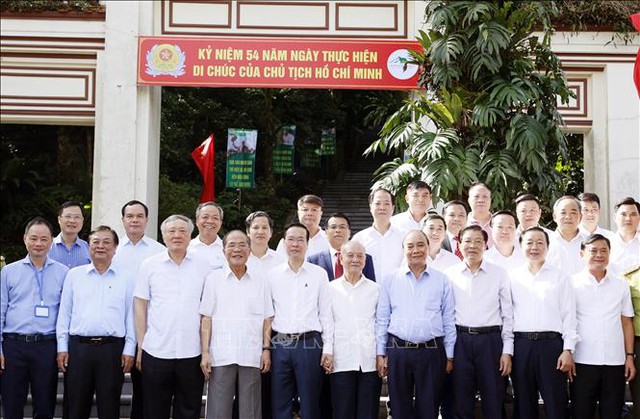 Chủ tịch nước Võ Văn Thưởng và các đồng chí lãnh đạo, nguyên lãnh đạo Đảng, Nhà nước, cùng các đại biểu dự lễ dâng hương tưởng nhớ Chủ tịch Hồ Chí Minh