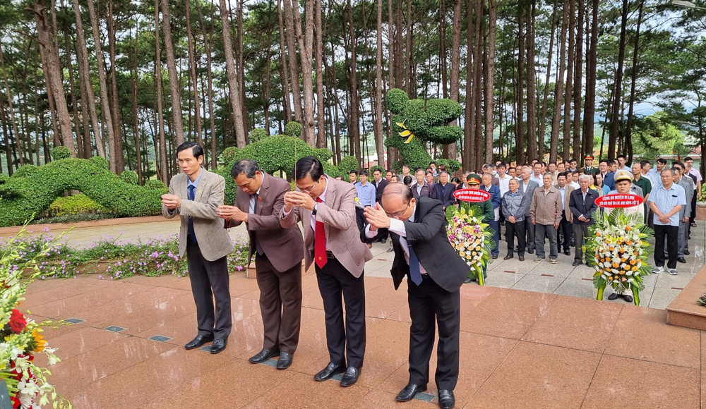 Các đồng chí lãnh đạo huyện Di Linh thắp hương tưởng nhớ công lao to lớn của các anh hùng liệt sĩ