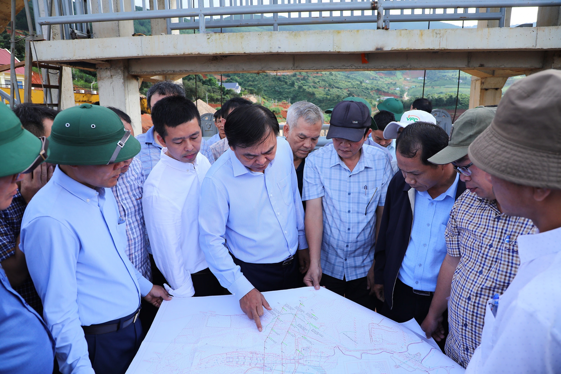 Thứ trưởng Bộ NN& PTNT và Phó Chủ tịch UBND tỉnh Lâm Đồng Nguyễn Ngọc Phúc xem bản vẽ công trình hồ chứa nước Đông Thanh