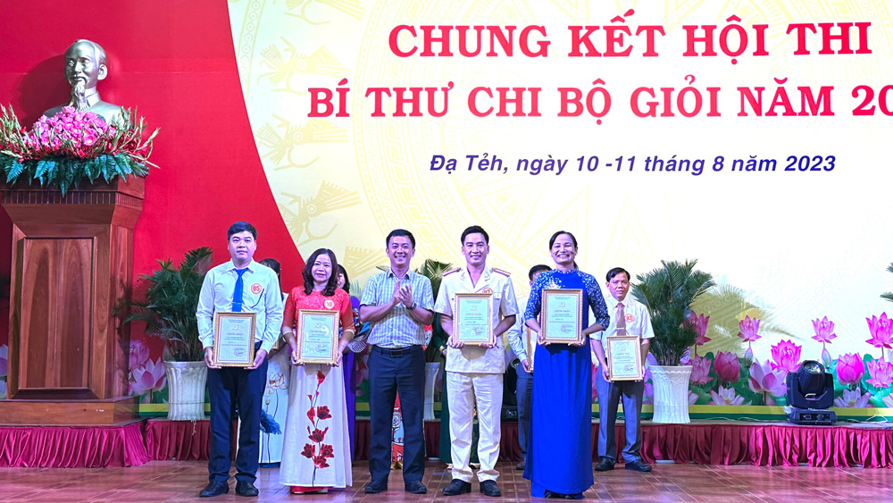 Cấp ủy viên thuộc Đảng bộ xã Đạ Pal (ngoài cùng, bên trái) tham gia Hội thi Bí thư chi bộ giỏi cấp huyện