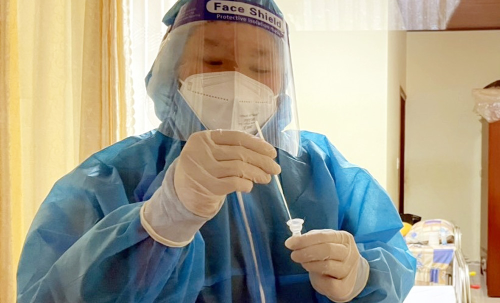 Nhân viên y tế test nhanh Covid-19 cho bệnh nhân trong thời kỳ cao điểm của dịch năm 2022 tại TP Đà Lạt