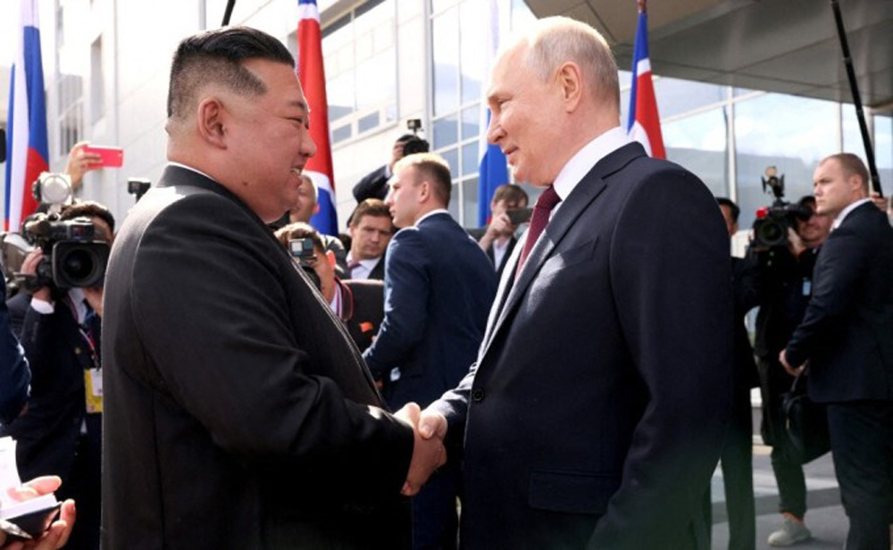 Tổng thống Putin (phải) và Chủ tịch Triều Tiên Kim Jong-un bắt tay trước chuyến thị sát sân bay vũ trụ Vostochny Cosmodrome của Nga ở vùng Amur, Viễn Đông ngày 13/9
