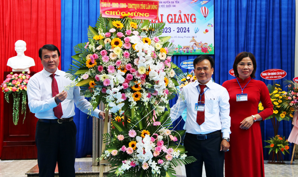 Đồng chí Phạm S – Phó Chủ tịch UBND tỉnh Lâm Đồng tặng hoa của chúc mừng thầy và trò Trường Tiểu học Quốc Oai