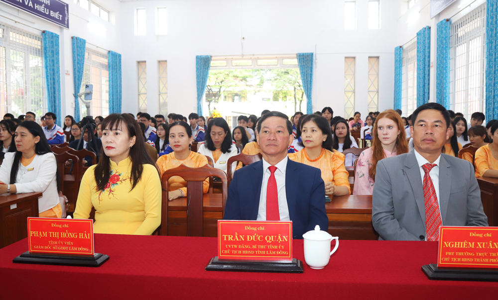 Đồng chí Trần Đức Quận -  Bí thư Tỉnh ủy Lâm Đồng dự lễ khai giảng năm học mới tại Trường THPT Chuyên Bảo Lộc