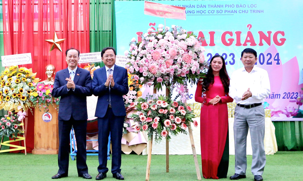 Bí thư Thành ủy Bảo Lộc Tôn Thiện Đồng tặng hoa chúc mừng nhà trường