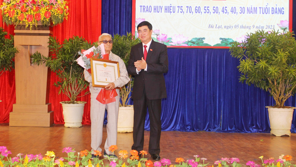 Phó Bí thư Thường trực Tỉnh ủy Trần Đình Văn trao Huy hiệu 70 năm tuổi Đảng cho đảng viên