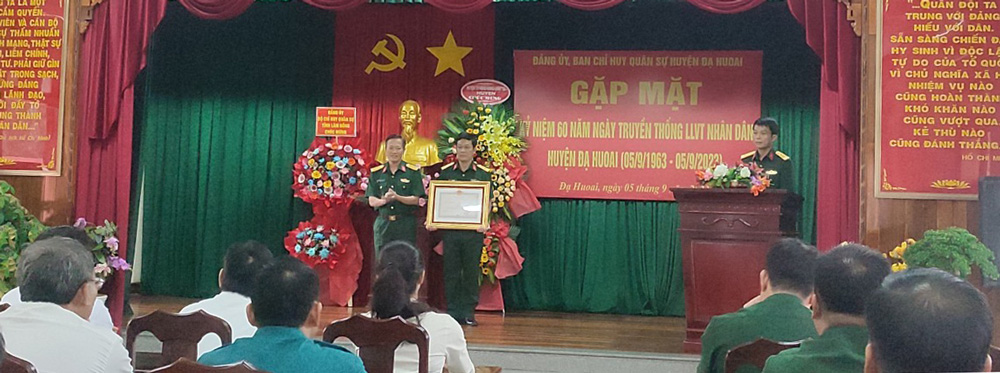 Trao tặng Huy chương Chiến sĩ vẻ vang hạng Nhất cho Trung tá Hà Học Hỏi