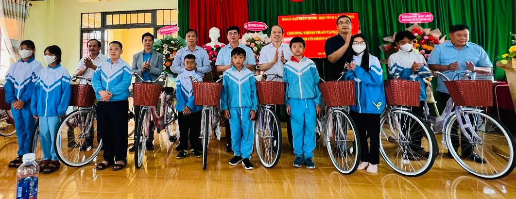 Trưởng Đoàn ĐBQH Trần Đình Văn cùng lãnh đạo huyện Bảo Lâm, đơn vị tài trợ trao tặng xe đạp cho học sinh nhân dịp năm học mới