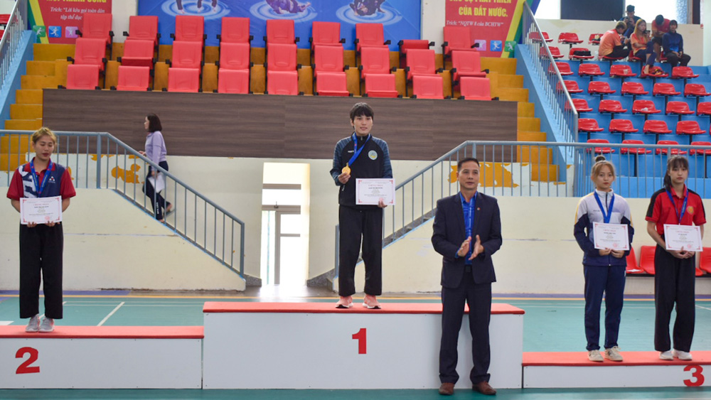              Ông Nguyễn Tiến Hải - Phó Giám đốc Sở Văn hóa - Thể thao và Du lịch tỉnh Lâm Đồng trao giải cho các vận động viên thi đấu xuất sắc