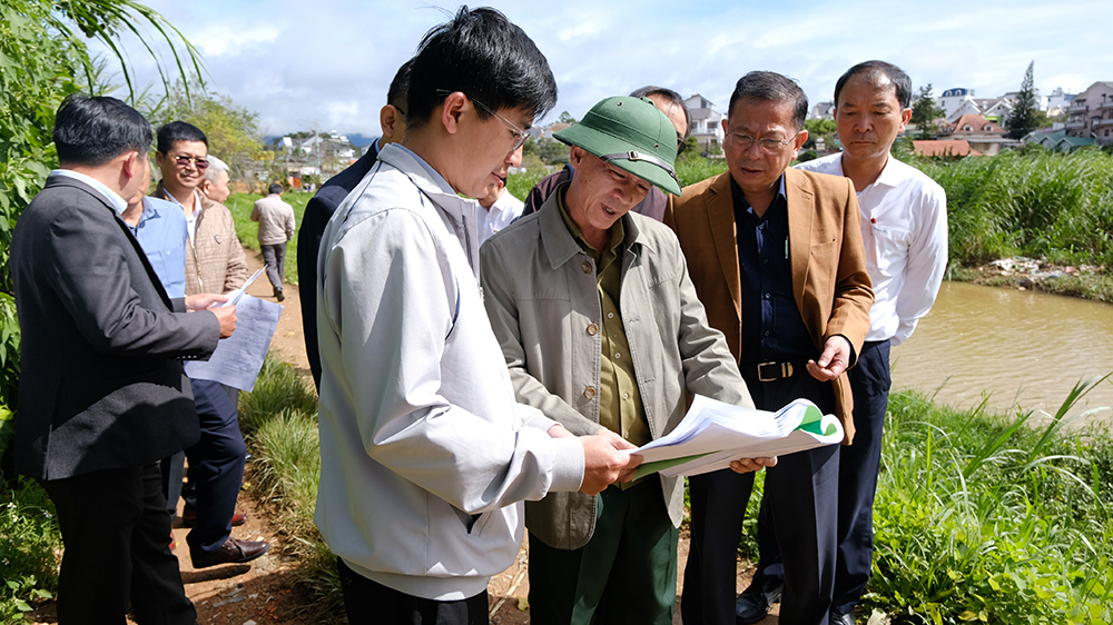 Đồng chí Trần Văn Hiệp - Phó Bí thư Tỉnh ủy, Chủ tịch UBND tỉnh xem quy hoạch chi tiết khu vực hồ Mê Linh