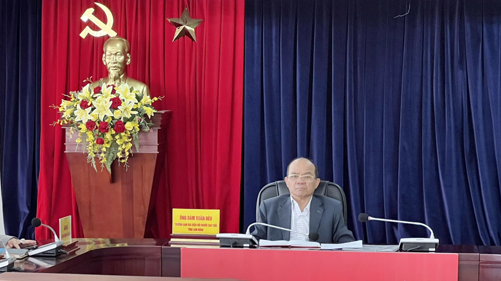 Ông Đàm Xuân Đêu – Trưởng Ban Đại diện Hội Người cao tuổi tỉnh Lâm Đồng tham dự và chủ trì tại điểm cầu trực tuyến Lâm Đồng