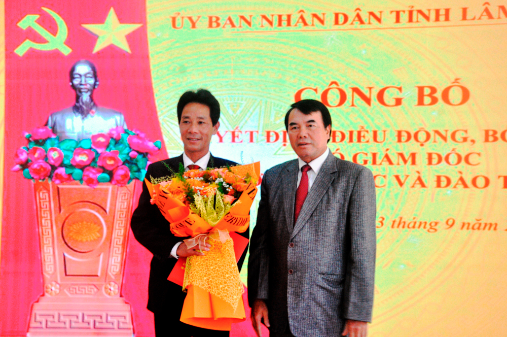 Phó Chủ tịch UBND tỉnh Lâm Đồng Phạm S trao quyết định và tặng hoa chúc mừng cho tân Phó Giám đốc Sở GD-ĐT Trần Đức Minh