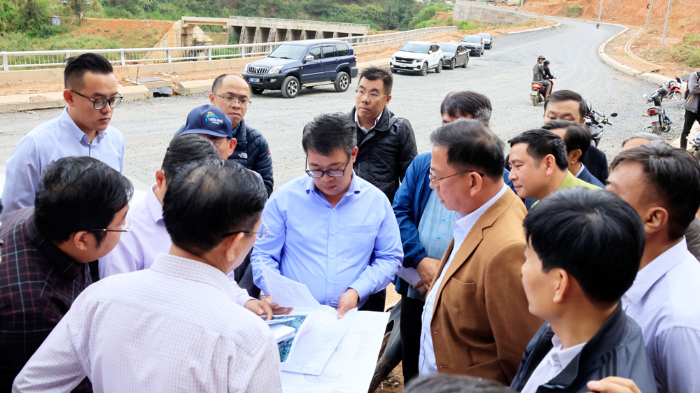 Phó Chủ tịch UBND tỉnh Lâm Đồng Nguyễn Ngọc Phúc trao đổi với lãnh đạo các sở, ngành, địa phương và Ban Quản lý Khu du lịch, chủ đầu tư tại hiện trường