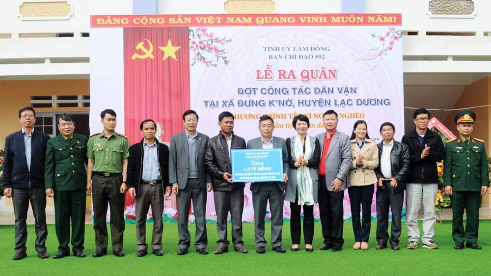Trao quà cho người dân khó khăn trong đợt công tác dân vận tập trung tại xã Đưng K’nớ, huyện Lạc Dương