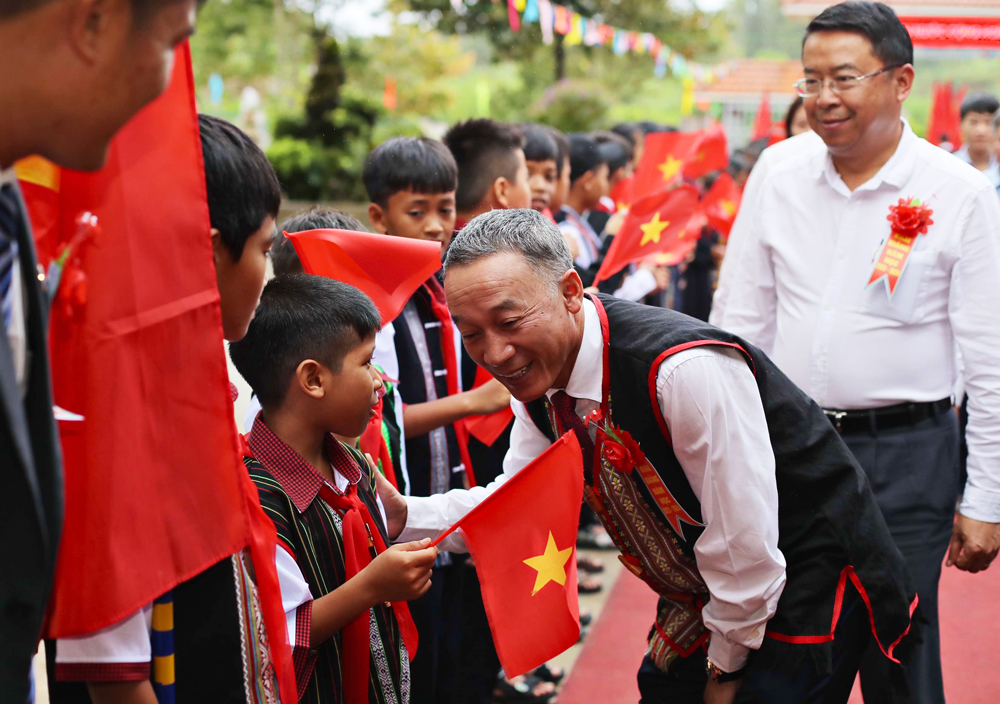 Chủ tịch UBND tỉnh Lâm Đồng Trần Văn Hiệp ân cần hỏi thăm một em học sinh trong ngày khai trường