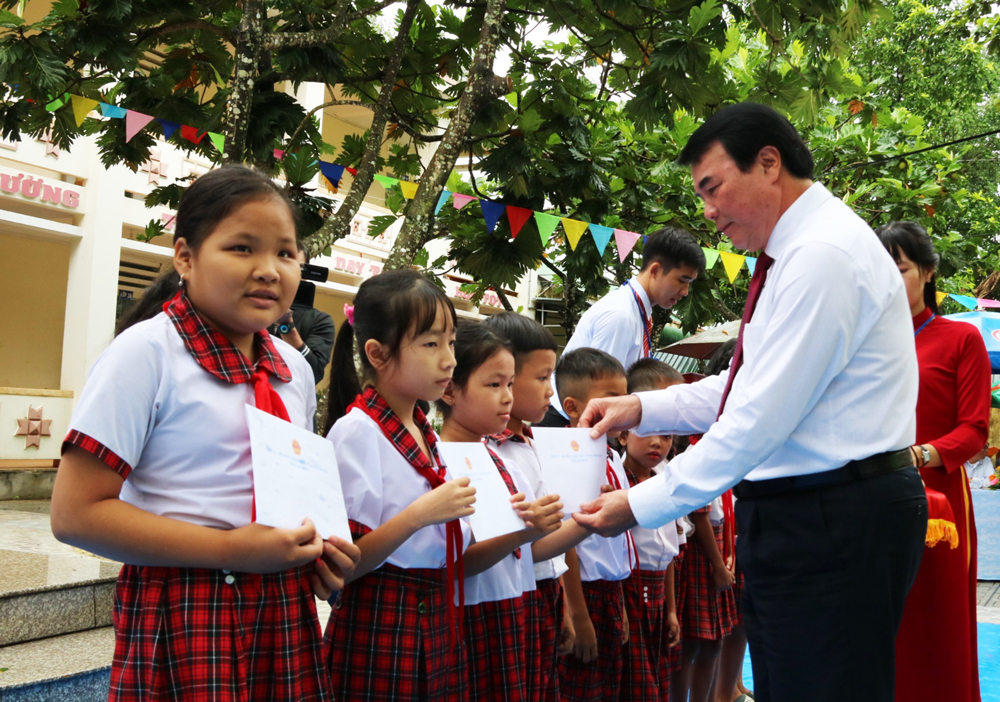 Đồng chí Phạm S – Phó Chủ tịch UBND tỉnh tặng học bổng cho các em học sinh