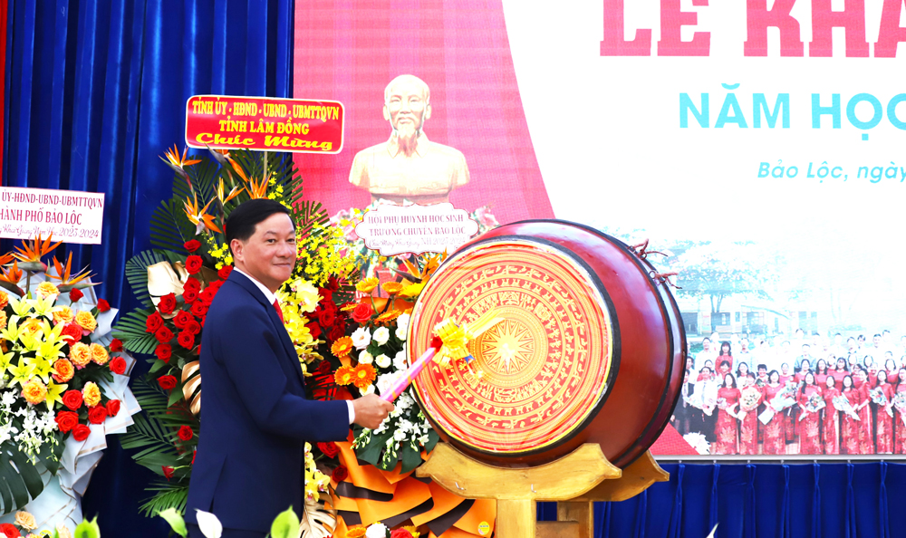 Bí thư Tỉnh ủy Lâm Đồng Trần Đức Quận đánh trống khai trường năm học mới 2023 - 2024