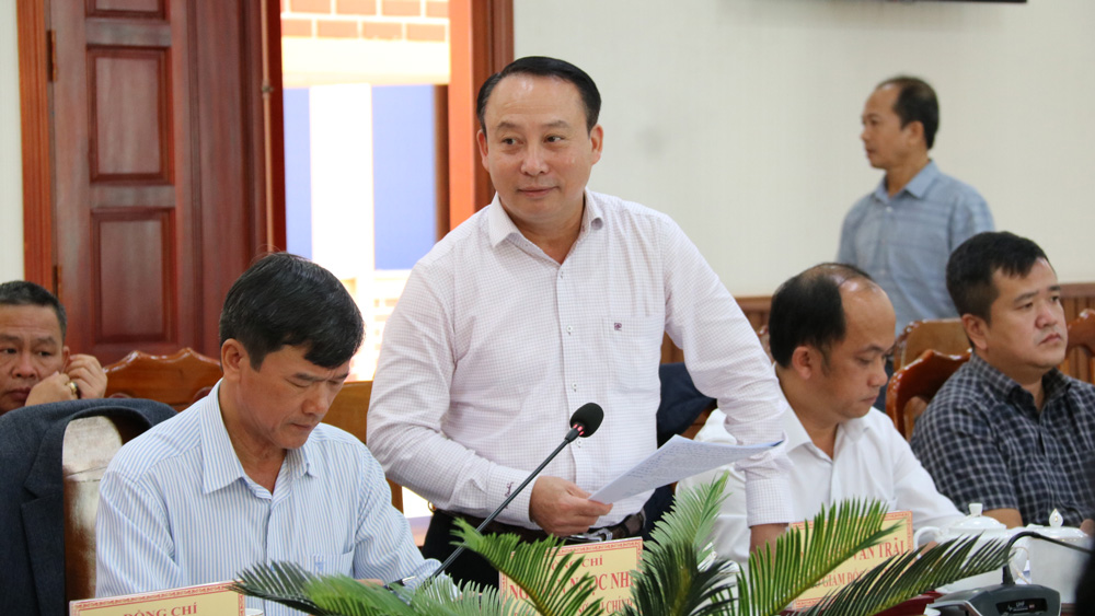 Ông Nguyễn Văn Trãi - Phó Giám đốc Sở Tài nguyên và Môi trường phát biểu ý kiến tại hội nghị