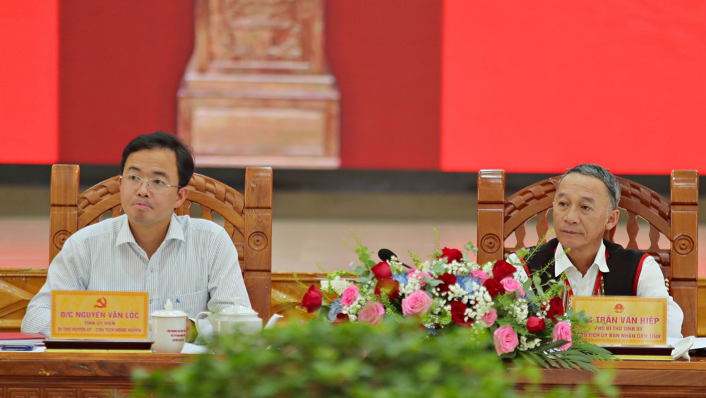 Chủ tịch UBND tỉnh Trần Văn Hiệp và đồng chí Nguyễn Văn Lộc - Bí thư Huyện uỷ Đam Rông chủ trì buổi làm việc