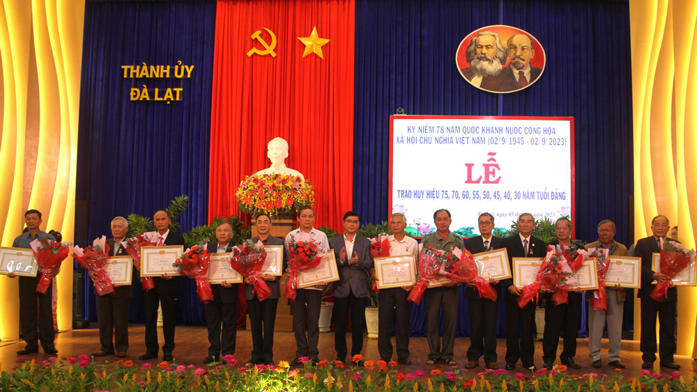 Đồng chí Nguyễn Khắc Bình - Phó Chủ tịch HĐND tỉnh trao Huy hiệu Đảng cho các đảng viên