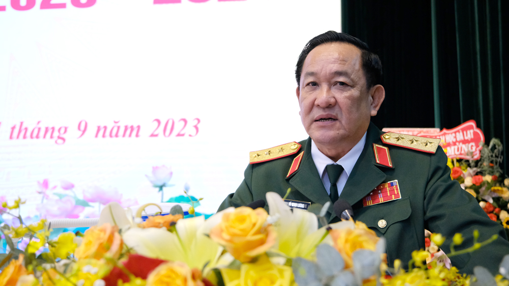 Thượng tướng Võ Minh Lương - Ủy viên Ban Chấp hành Trung ương Đảng, Ủy viên Thường vụ Quân ủy Trung ương, Thứ trưởng Bộ Quốc phòng phát biểu tại Lễ khai giảng