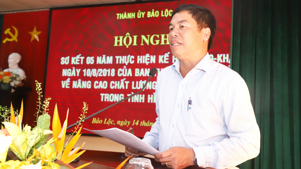 Đồng chí Nghiêm Xuân Đức - Phó Bí thư Thành ủy, Chủ tịch HĐND TP Bảo Lộc phát biểu chỉ đạo tại hội nghị