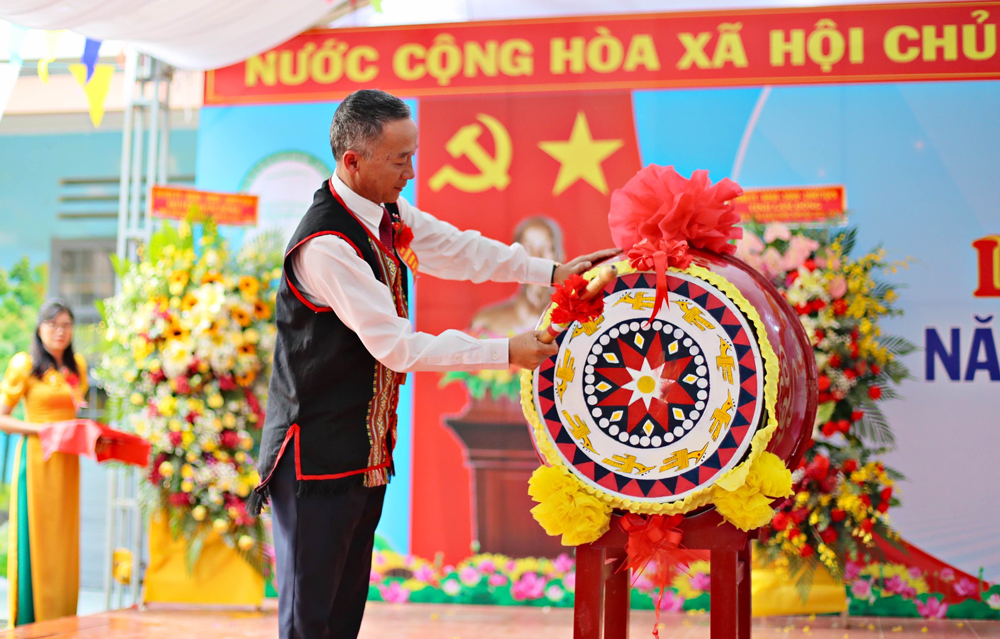 Chủ tịch UBND tỉnh Lâm Đồng Trần Văn Hiệp đánh hồi trống khai trường