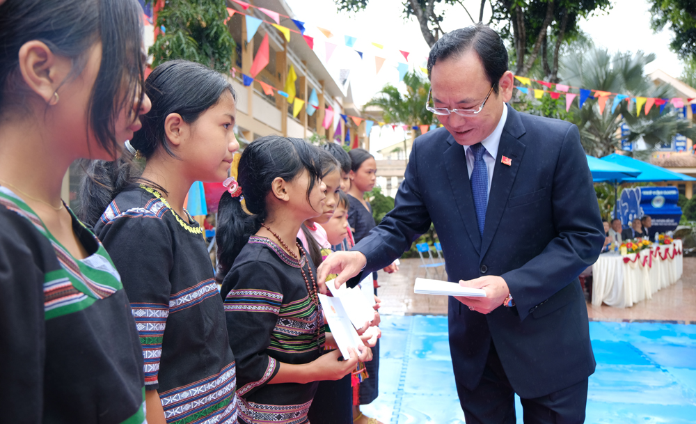 Đồng chí Nguyễn Văn Yên - Uỷ viên Ban Thường vụ, Trưởng Ban Nội chính Tỉnh uỷ trao học bổng của tỉnh cho các học sinh