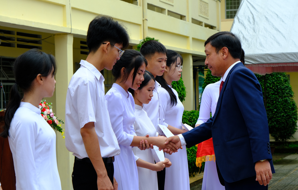 Đồng chí Bùi Thắng - Ủy viên Ban Thường vụ, Trưởng Ban Tuyên giáo Tỉnh ủy trao tặng các suất học bổng cho các em học sinh