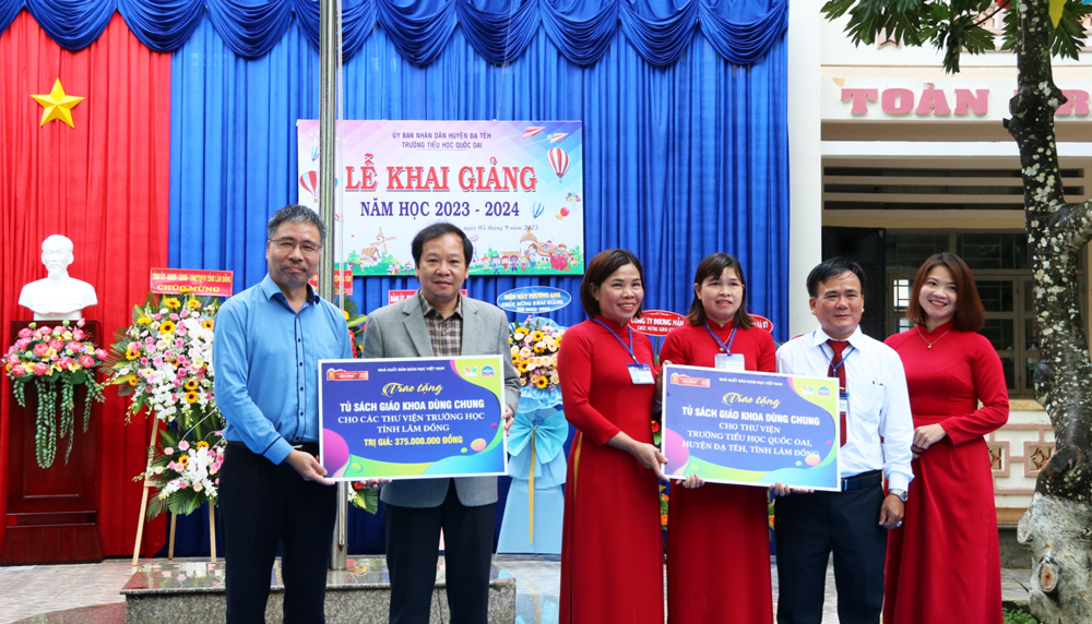 Trao tặng tủ sách giáo khoa dùng chung của Nhà xuất bản Giáo dục Việt Nam