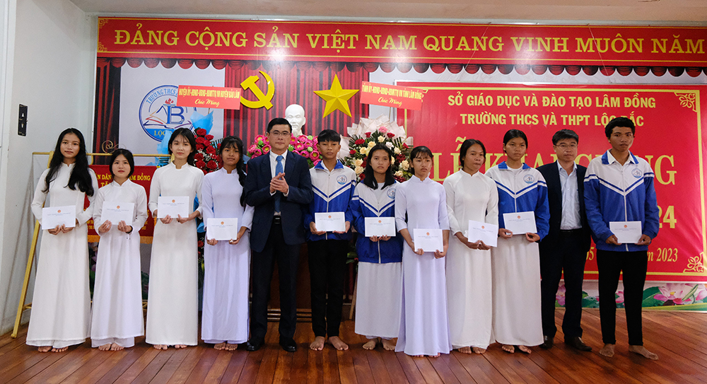 Đồng chí Nguyễn Khắc Bình – Phó Chủ tịch HĐND tỉnh tặng học bổng cho các em học sinh
