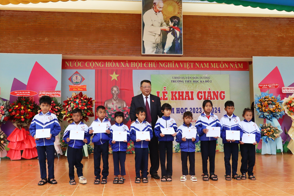 Đồng chí Nguyễn Tạo thay mặt lãnh đạo tỉnh trao tặng học bổng cho các em học sinh vượt khó học giỏi