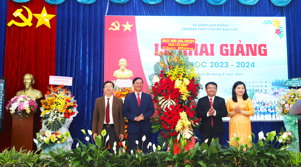 Bí thư Tỉnh ủy Lâm Đồng tặng hoa chúc mừng Trường THPT Chuyên Bảo Lộc
