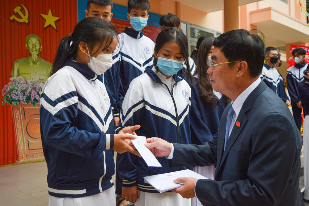 Đồng chí Trần Đình Văn – Phó Bí thư Thường trực Tỉnh ủy, Trưởng Đoàn Đại biểu Quốc hội đơn vị tỉnh Lâm Đồng, trao học bổng cho các em học sinh