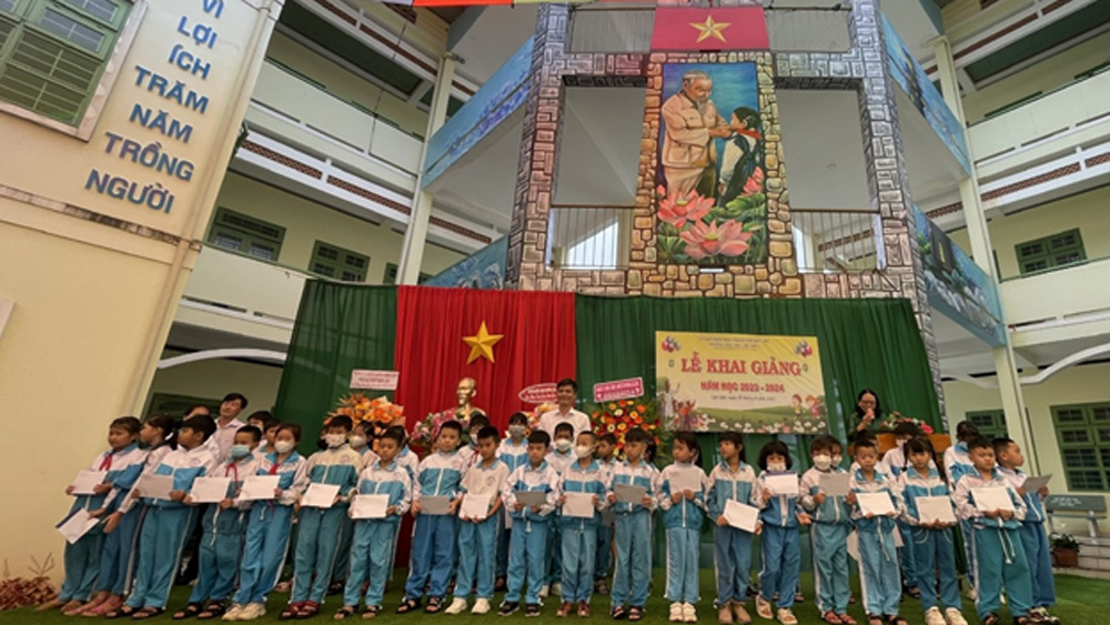Trao 40 suất học bổng, mỗi suất 500.000 đồng cho các em học sinh tại Trường Tiểu học Lộc Sơn 1 (TP Bảo Lộc, Lâm Đồng)