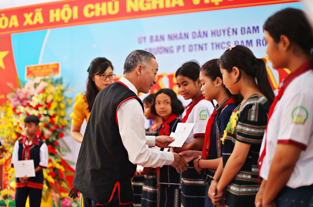 Chủ tịch UBND tỉnh Lâm Đồng Trần Văn Hiệp trao 20 phần học bổng cho học sinh nghèo vượt khó Trường Phổ thông dân tộc nội trú THCS huyện Đam Rông
