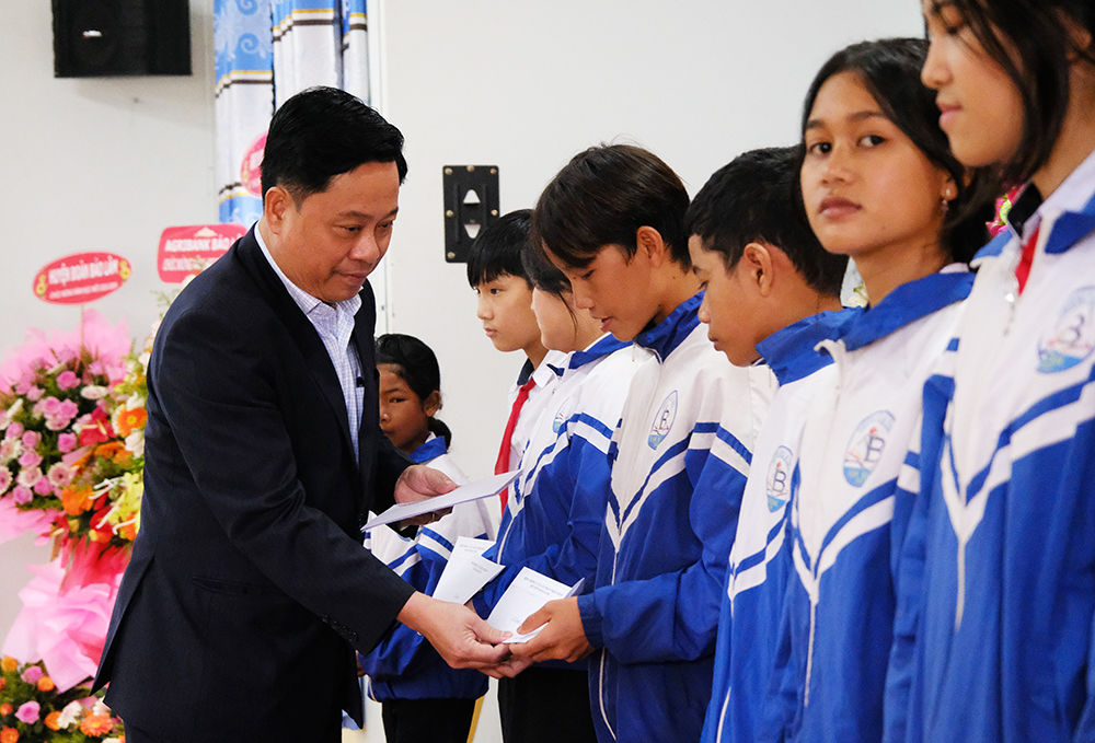 Lãnh đạo huyện Bảo Lâm tặng 10 suất quà và học bổng cho các em học sinh nhân dịp khai giảng năm học mới