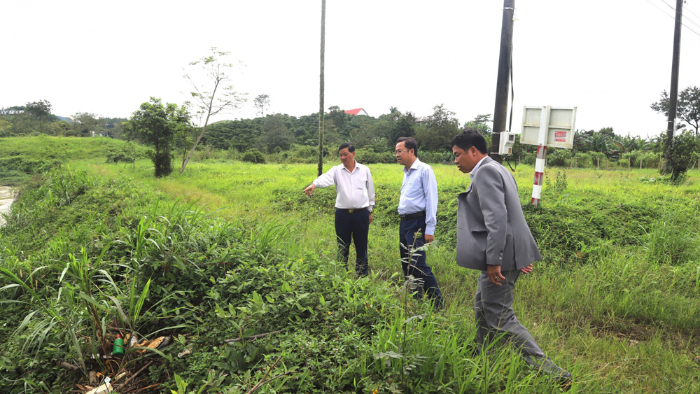 Bí thư Tỉnh ủy Lâm Đồng Trần Đức Quận kiểm tra khu vực thường xuyên xảy ra ngập úng tại Thôn 9, xã Đại Lào