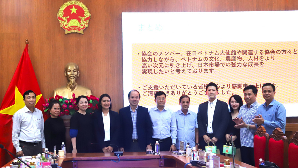 Lãnh đạo huyện Bảo Lâm tặng quà cảm ơn các thành viên Hiệp hội Doanh nghiệp Việt Nam tại Nhật Bản
