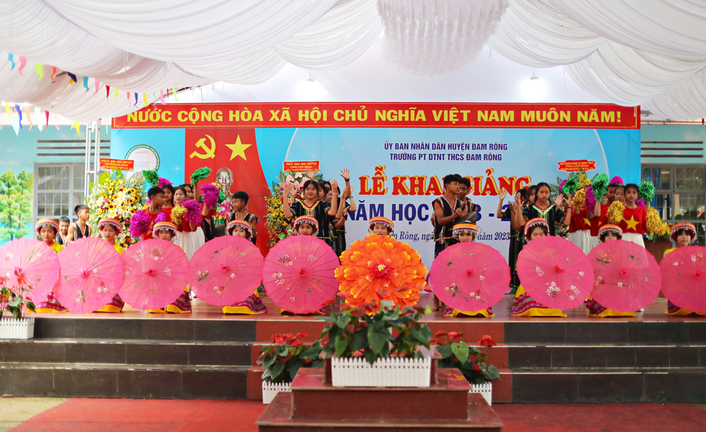 Tiết mục văn nghệ sôi nổi do các em học sinh Trường Phổ thông dân tộc nội trú THCS huyện Đam Rông biểu diễn chào mừng năm học mới