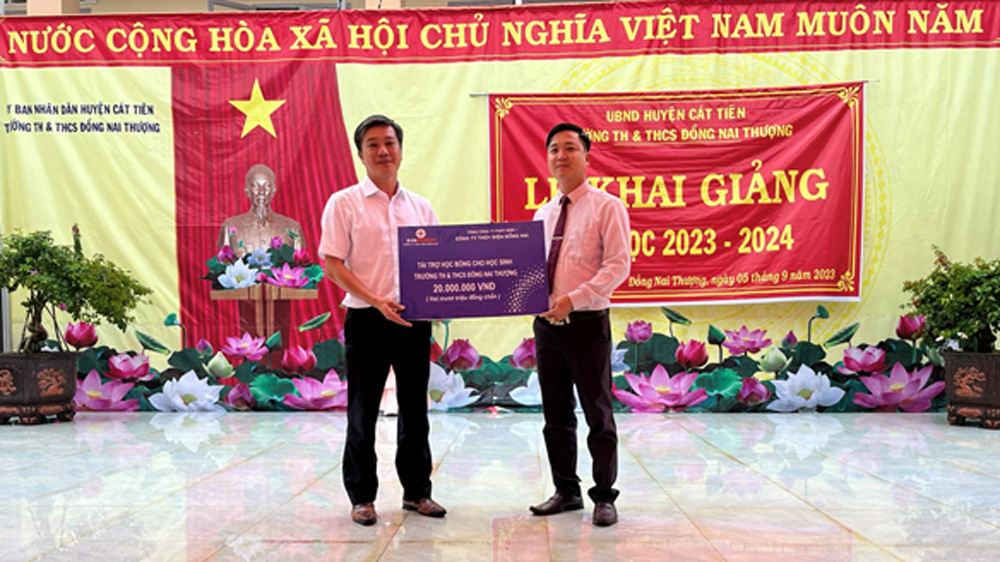 Trao học bổng tại Trường TH-THCS Đồng Nai Thượng (huyện Cát Tiên, Lâm Đồng)